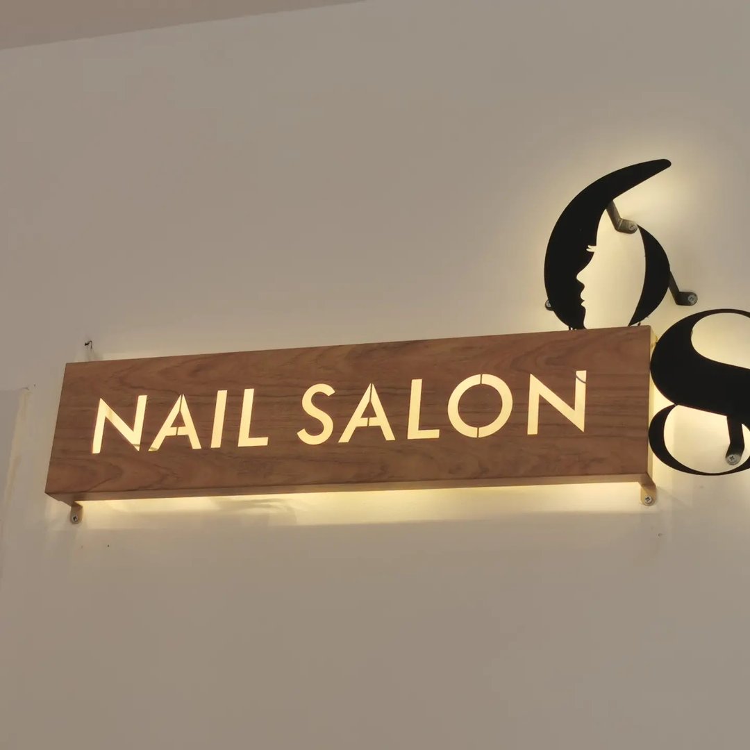 Insegna Nail Salon 68 Borgo Santa Caterina